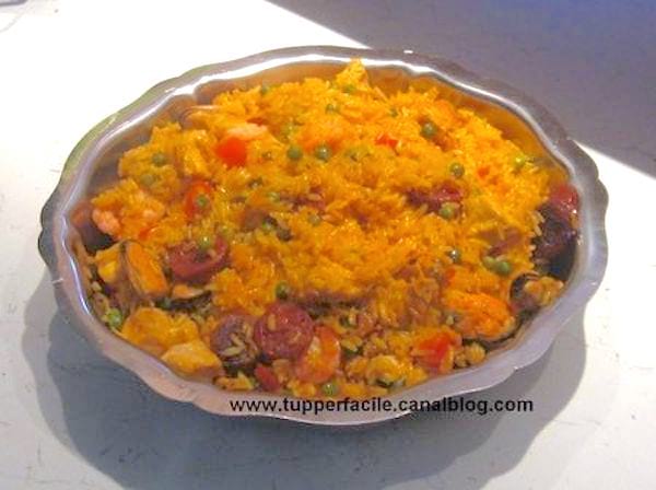 un plat de paëlla préparé au micro-ondes