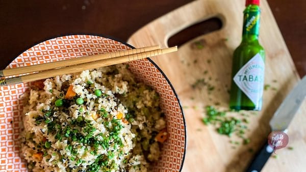 Du riz cantonais préparé au micro-ondes