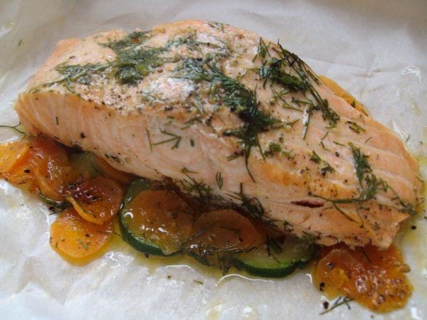 Un saumon en papillote préparé au micro-ondes