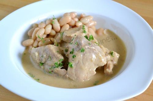 Un sauté de porc à la moutarde avec des haricots blancs préparé au micro-ondes