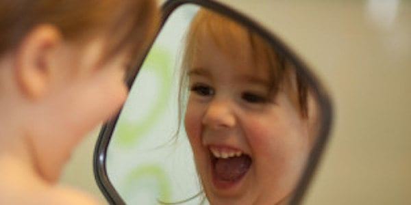Se sourire dans le miroir pour bien commencer sa journée.