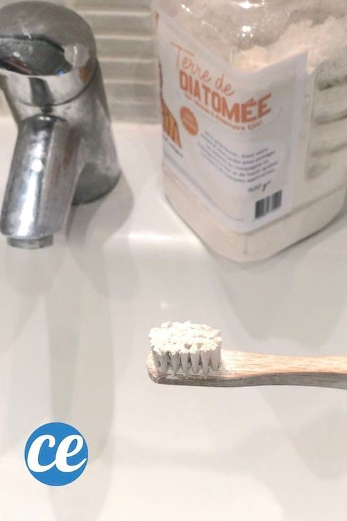 De la terre de diatomée sur une brosse à dents pour blanchir les dents