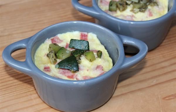 deux terrines de courgettes et de jambon préparées au micro-ondes dans des petits ramequins