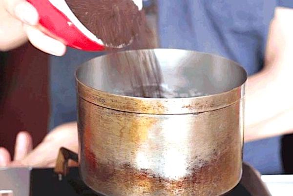 Utilisez une simple casserole et du café moulu pour faire du café à l'ancienne.