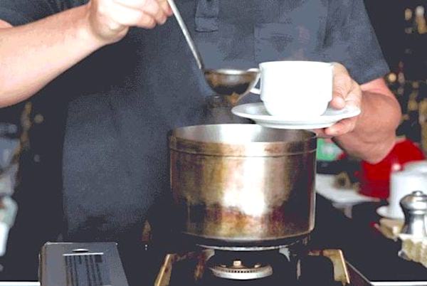 Utilisez une casserole pour préparer un café à l'ancienne SANS cafetière.