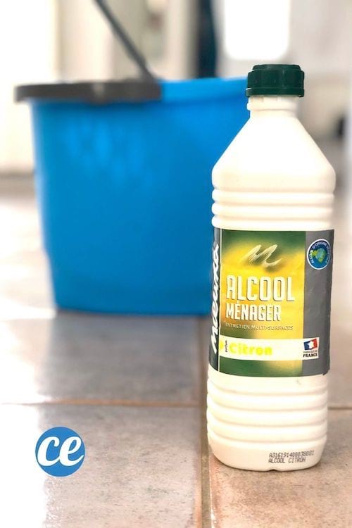 De l'alcool ménager devant un seau pour nettoyer et désinfecter le sol en carrelage