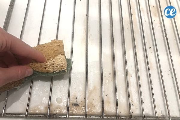 éponge sur une grille de four grasse
