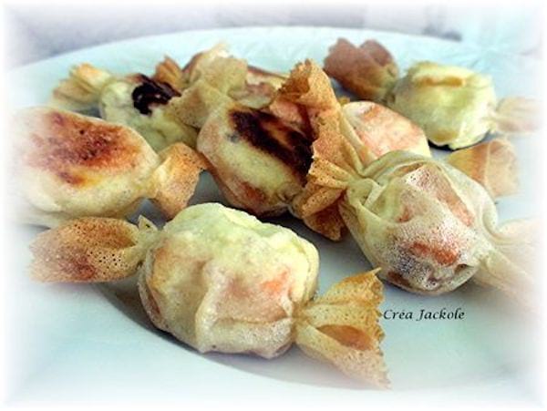 Bonbons au saumon avec des feuilles de brick pour noel