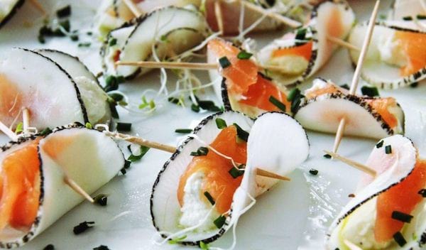 Bouchées de radis noirs et de saumon fumé