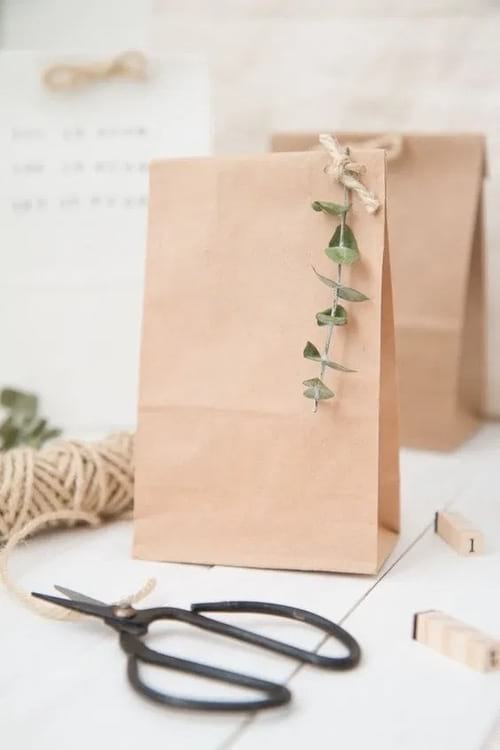 Emballage cadeau avec un brin d'eucalyptus