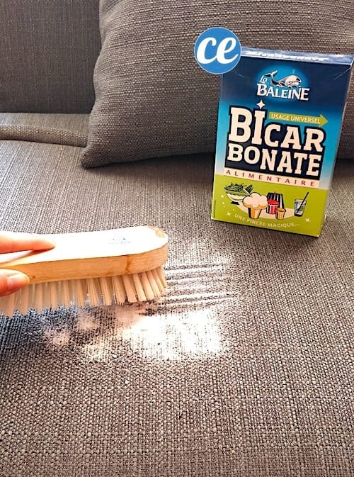 Nettoyer un canapé en tissu avec du bicarbonate de soude