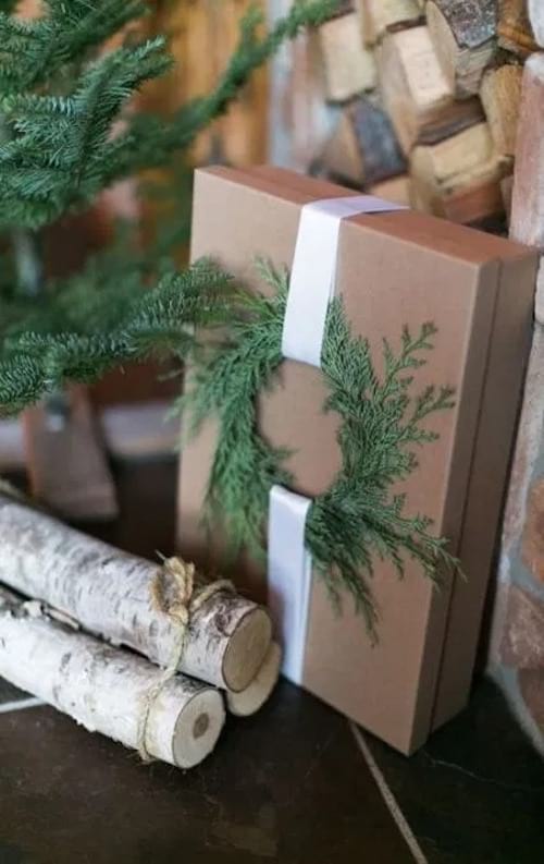 Emballage cadeau avec un cercle de noel en herbe