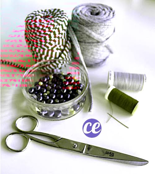 Ciseaux, rubans rouge et blanc et perles pour faire un petit sapin à suspendre