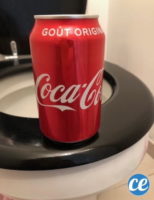 canette de coca cola pour la cuvette des toilettes
