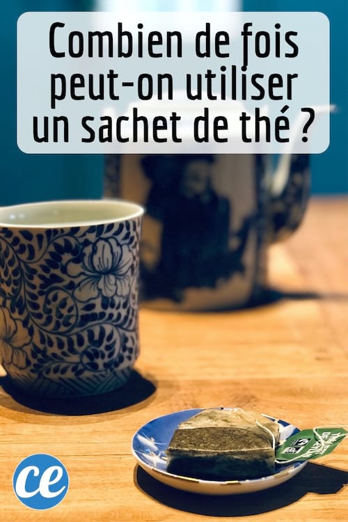 Un sachet de thé sur une coupelle avec une tasse derrière 