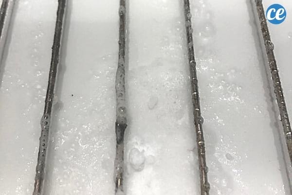 bicarbonate et vinaigre qui réagissent sur une grille de four sale