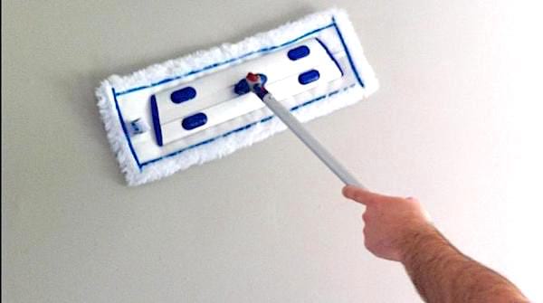 Un balai sur les murs pour nettoyer la poussière