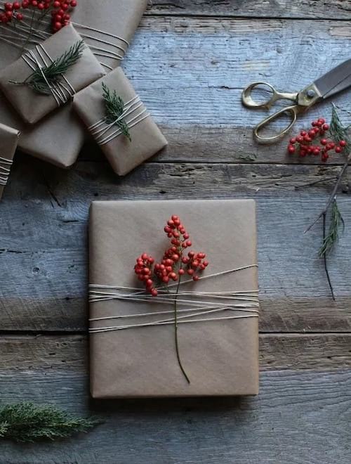 Plusieurs emballages cadeaux au naturel