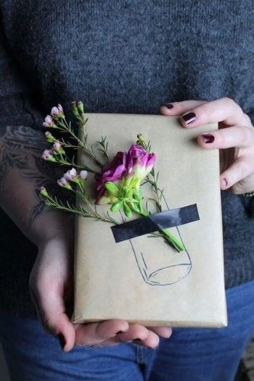 Emballage cadeau avec une fleurs
