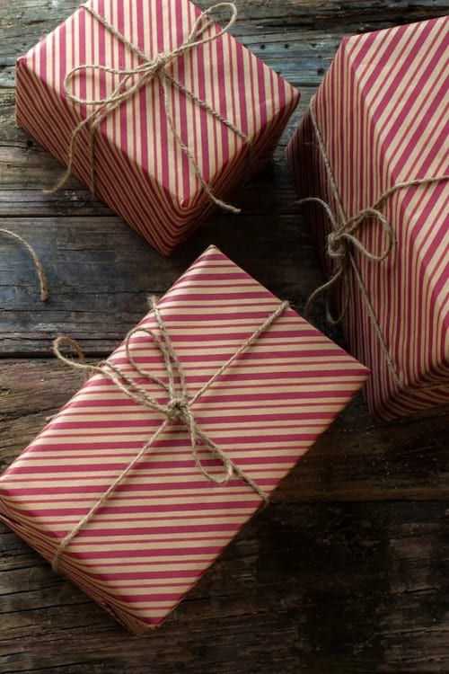 Trois emballages cadeaux à rayures rouge