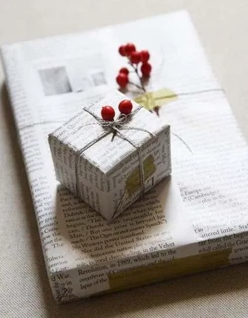 Emballage cadeau avec du papier journal