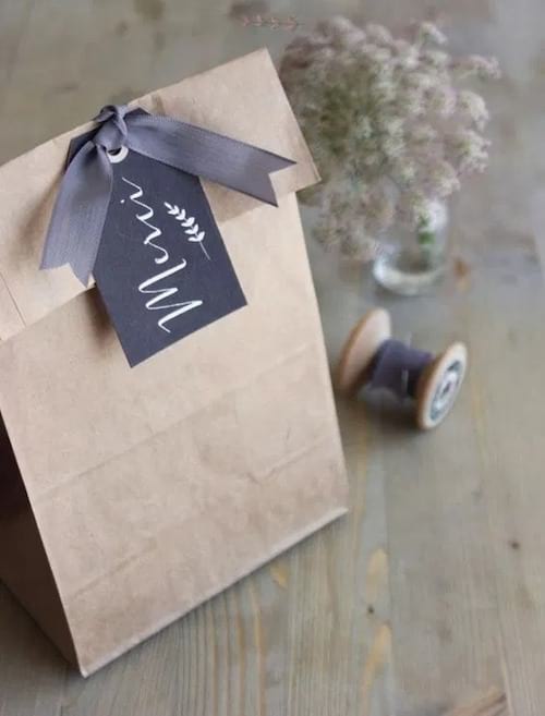 Emballage cadeau dans un sachet en papier brun