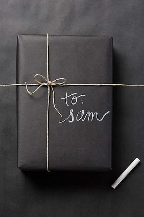 Emballage cadeau noir avec une inscription à la craie