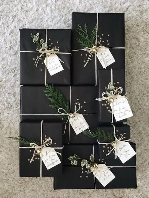 Plusieurs emballages cadeaux en noir et or