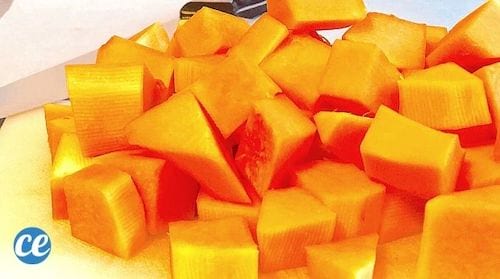 une courge butternut épluchée et coupée en morceaux