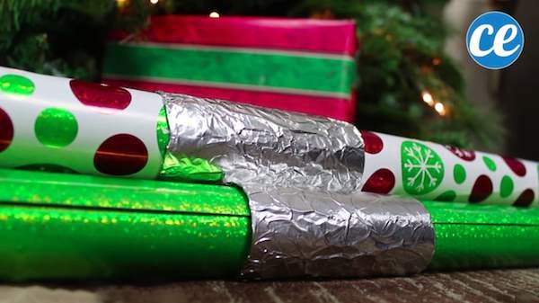 L’astuce de Noël pour ranger votre papier cadeau avec un rouleau de papier toilette.