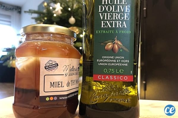 pot de miel et bouteille d'huile d'olive