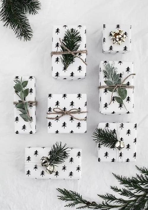 Impression de sapin sur plusieurs emballage de cadeaux