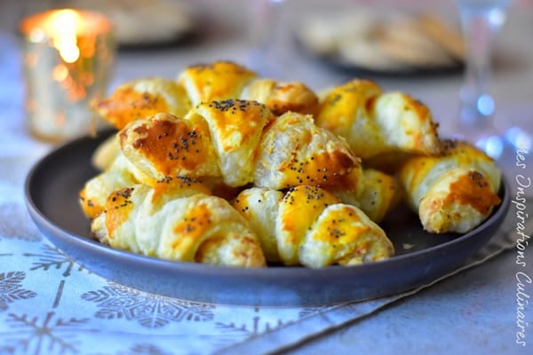 Petits croissants garnis au saumon et fromage pour l'apéro de noel