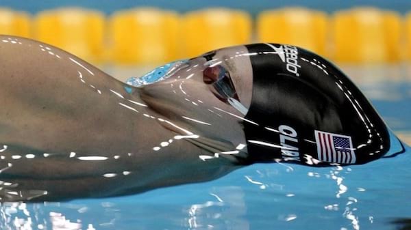 Nageur avec la tête sous l'eau