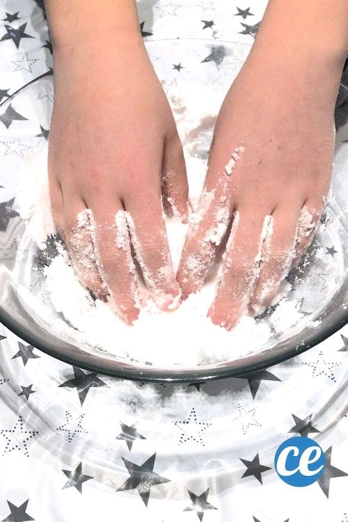 De la neige artificielle facile à faire avec du bicarbonate et de la mousse à raser