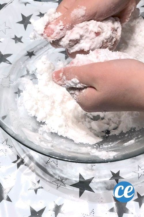 De la neige artificielle faite avec du bicarbonate et de la mousse à raser