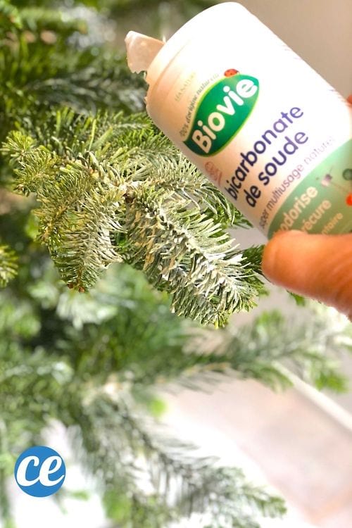 Du bicarbonate de soude sur un sapin pour faire de la neige artificielle