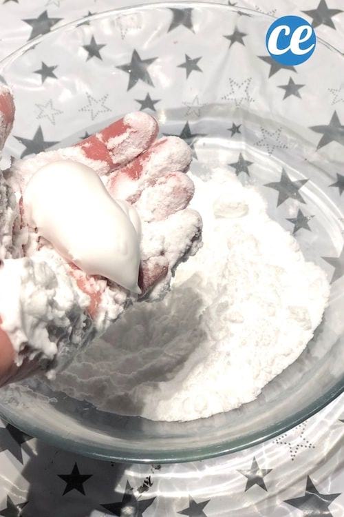 Neige artificielle faite maison avec de la mousse à raser