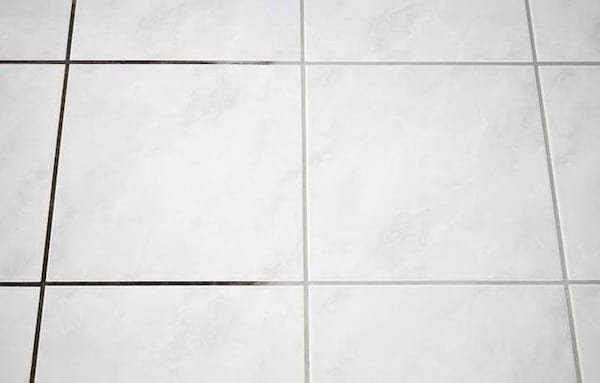 Des joints de carrelage sales et noirs et propres après