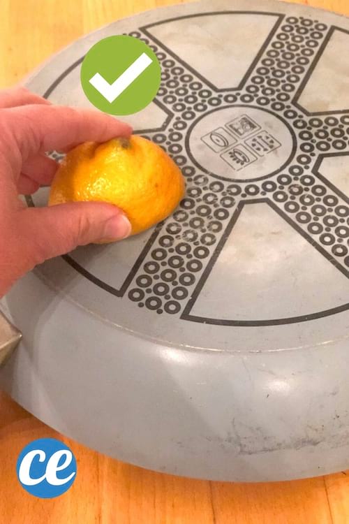 Du citron pour nettoyer le dos d'une poele