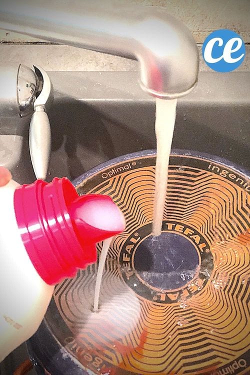 Nettoyer une poêle très sale avec de la lessive