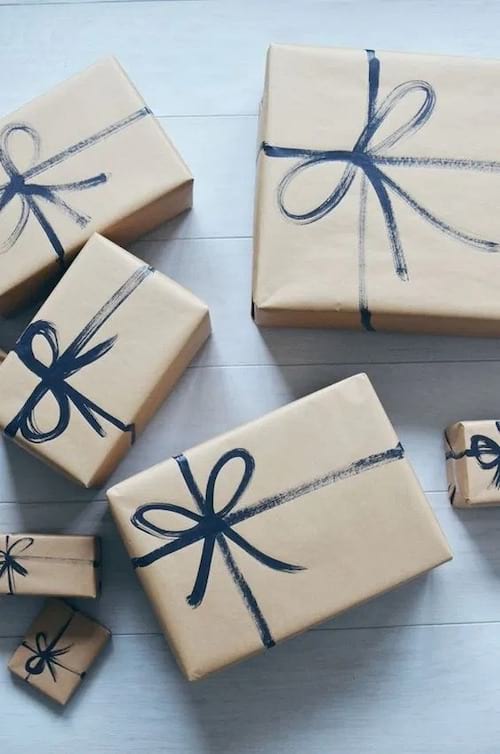 Emballage cadeau avec des noeud bleu en peinture