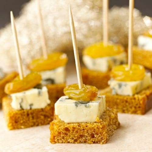 bouchées de pain d'épices avec de la fourme d'ambert et raisin macérés