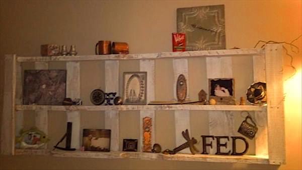 Palette accrochée au mur en horizontale pour y poser des décorations