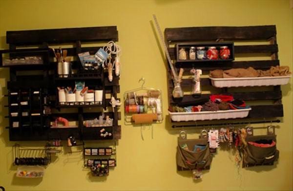 Deux palettes accrochées au mur qui servent de rangement pour tout objets de maison