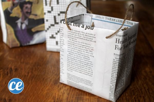 Un sac cadeau fait avec du papier journal