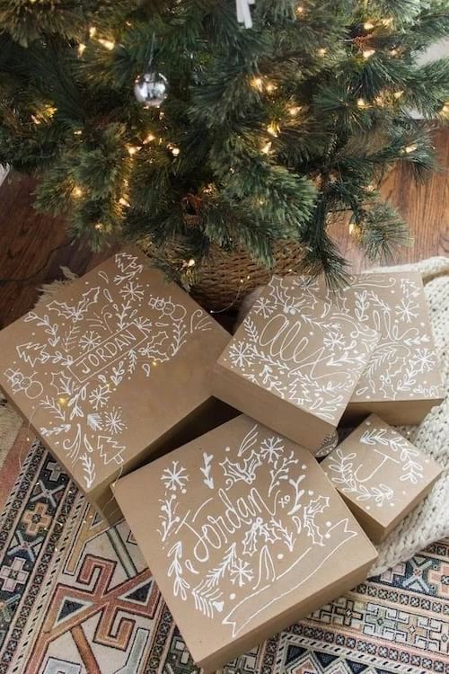 Peinture blanche sur plusieurs emballages cadeaux