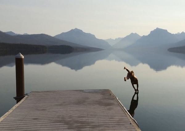 Une personne plongeant dans un lac
