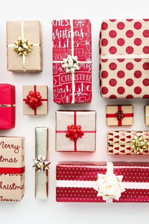 Plusieurs emballages cadeaux rouges