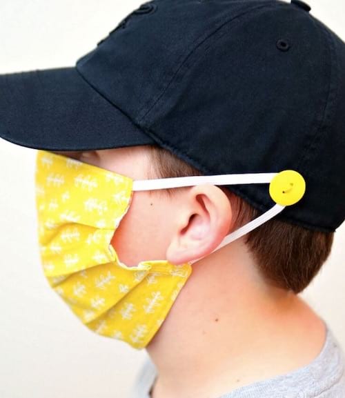 Une casquette avec des boutons cousus dessus pour y accrocher les élastiques du masque